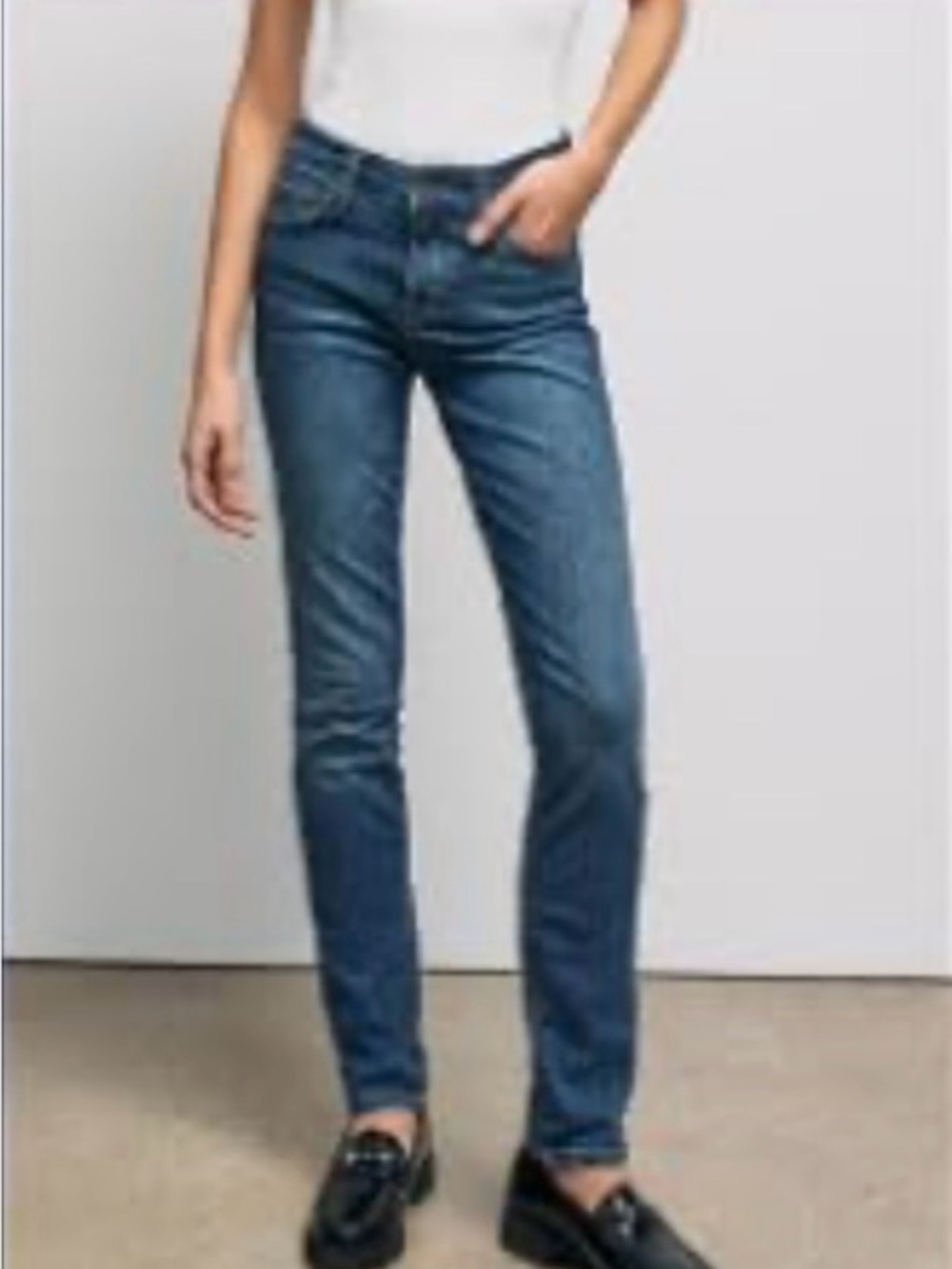 Aeropostale Women’s Skinny Low Rise Dark Wash Blue Jeans Size 2R.